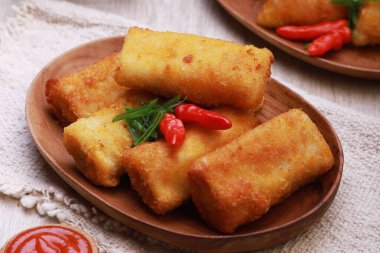 Sarımsaklı kızarmış patates.