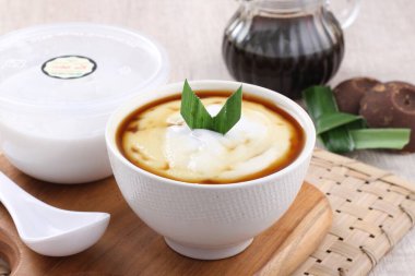 Süt, yumurta ve baharatlı pirinç lapası.