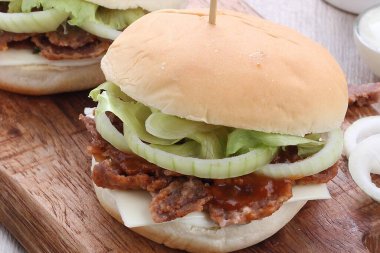 Kızarmış domuz sarımsaklı ve soğanlı.