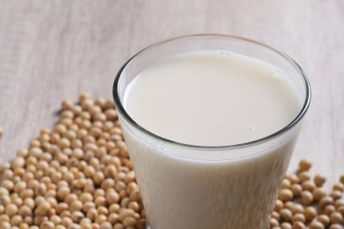 süt ve soya sütü beyaz masada