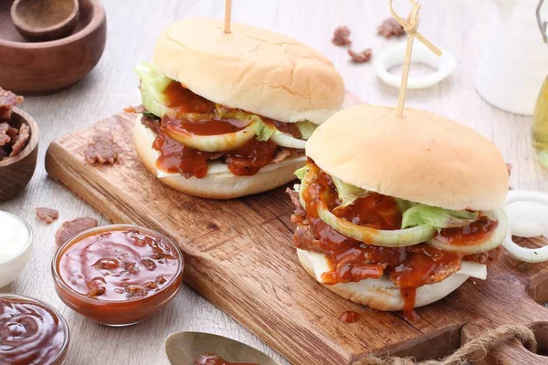Gegrillter Burger Mit Käse Und Gemüse Lecker — Stockfoto