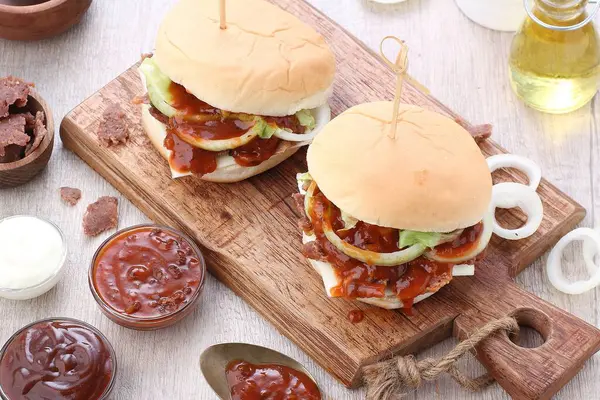 Gegrillter Burger Tomatensauce Und Salat — Stockfoto