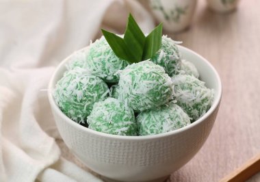 Hindistan cevizli pirinç keki ve yeşil yaprak.