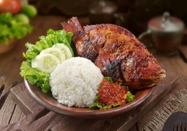 Kızarmış tavuk ve beyaz tabakta salata.