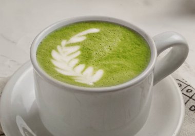 ahşap masa üzerinde sıcak çay