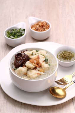 Tavuk ve sebzeli erişte.