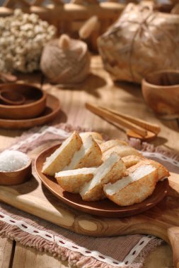 Ekmek ve peynir kasede