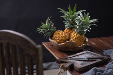 Tahta bir masada ananas.