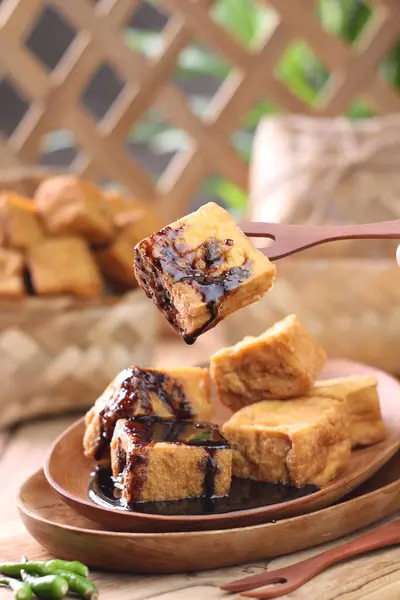 Schokoladenkuchen Mit Karamellsoße Und Kaffee — Stockfoto