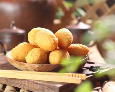 Soslu ve peynirli kızarmış patates.