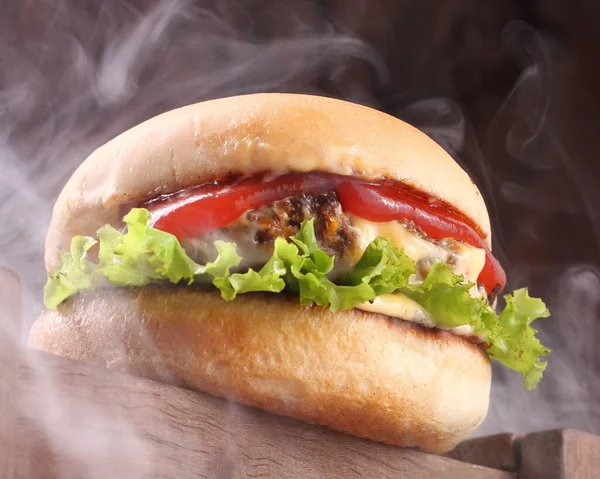 Leckere Burger Mit Rindfleisch Auf Holzbrett — Stockfoto