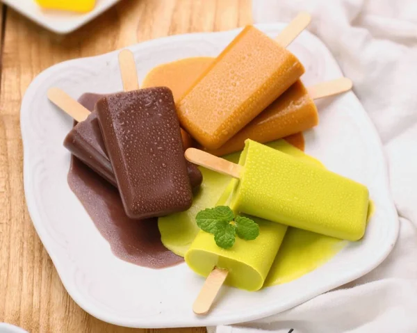 Ice Cream Popsicles White Plate — Stock Photo, Image