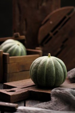 Siyah arkaplanı olan ahşap bir masayı kapat.