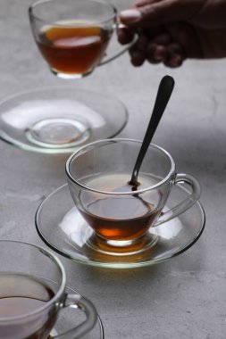 çay ve fincan ahşap masada