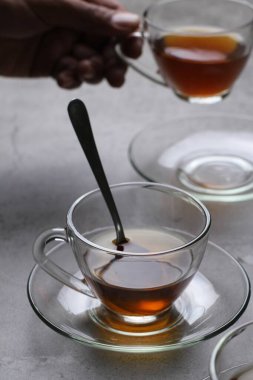 fincanlı çay ve çaydanlık.