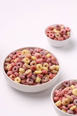 Mısır gevreği, süt ve tahıl.