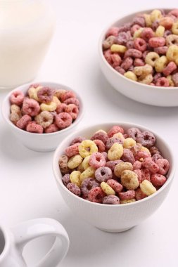 Bir kase mısır gevreği, böğürtlen ve yoğurt.