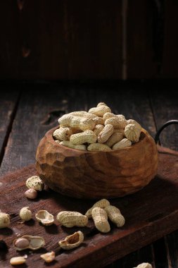 Tahta bir masada, tahta bir kasede yer fıstığı