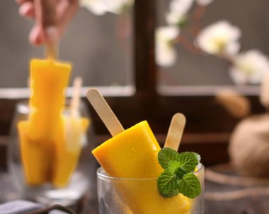 taze mango ile süt ve nane