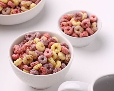 Sağlıklı kahvaltı. tahıl ve meyve.