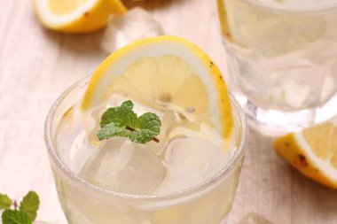 Limonlu ve naneli buzlu soda.