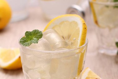 Limonlu limonata ve nane şekeri beyaz bir masada.