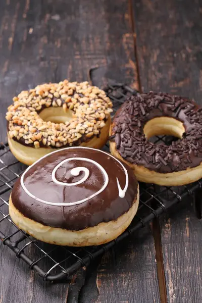 Donuts Met Chocolade Glazuur Een Houten Tafel — Stockfoto