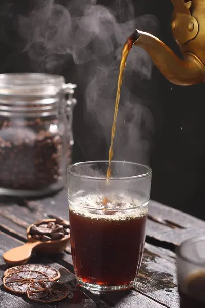 Kaffeebohnen Und Tasse Kaffee Auf Holzgrund — Stockfoto