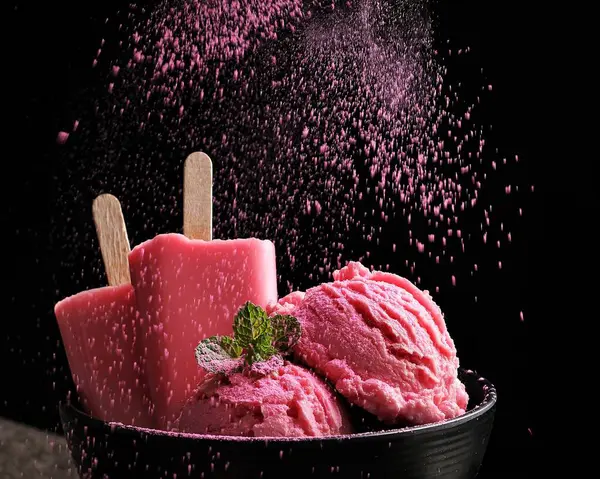 Ice Cream Strawberry Mint — Stock Photo, Image