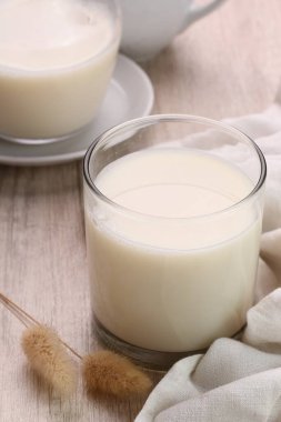 Kremalı bir bardak süt ve kaşık.