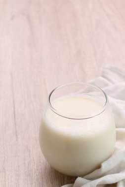 Ahşap masa üzerinde lezzetli süt