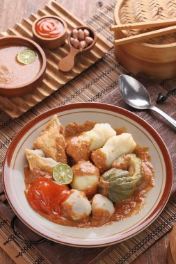 Etli körili bir mutfak fotoğrafı.