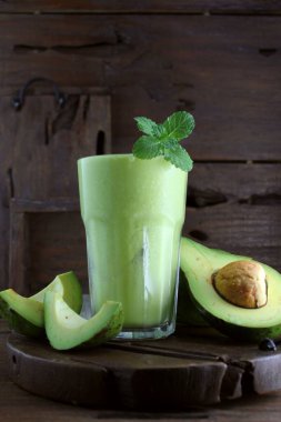 Masada ıspanaklı ve muzlu taze avokado.