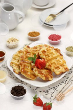 Reçelli ve kahveli lezzetli waffle.