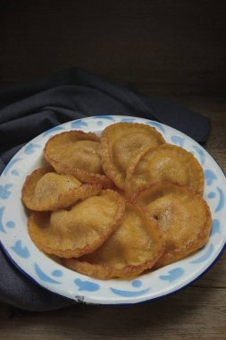 Soğanlı, sarımsaklı ve baharatlı kızarmış hamur köftesi.