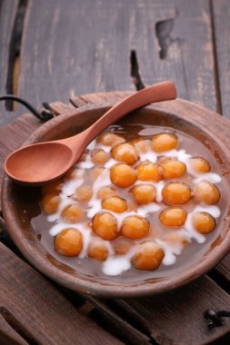 Geleneksel İspanyol kahvaltısı yoğurt ve ballı.