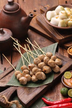 Tayland baharatlı kızarmış pirinç topu ve domuz eti ve sebze..