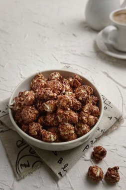 Masada bir kase çikolatalı kurabiye var.