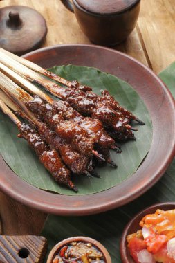 Izgara tavuk, pilav ve lezzetli.