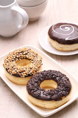 Tabakta çikolata ve çörek.