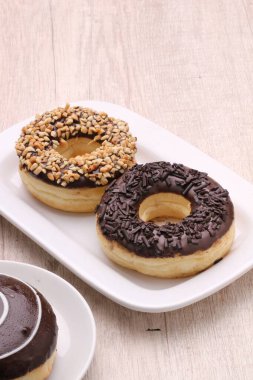 Donut ve çikolatalı çörek.