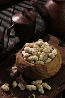 ahşap zemin üzerine fıstık