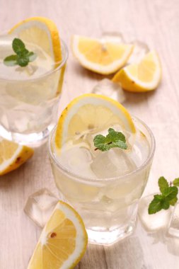 Masada taze limonata bardakları