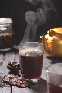 Tahta masada bir fincan sıcak çay. Tarçınlı sıcak çay, tarçın, anason.