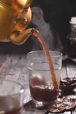 siyah zemin sıcak bir içecek.