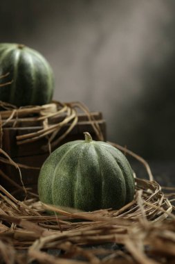 Siyah arkaplanda olgun balkabakları, sonbahar dekorasyon konsepti