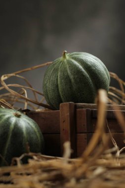 Tahta bir kutuda olgun balkabakları