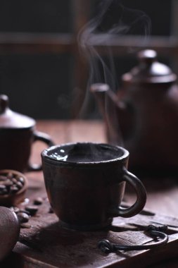 Çay seremonisi, çaydanlık ve bir fincan kahve.