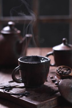 bir cam fincan kahve çekirdekleri