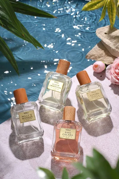 Parfum Fles Tafel Met Bloemen — Stockfoto